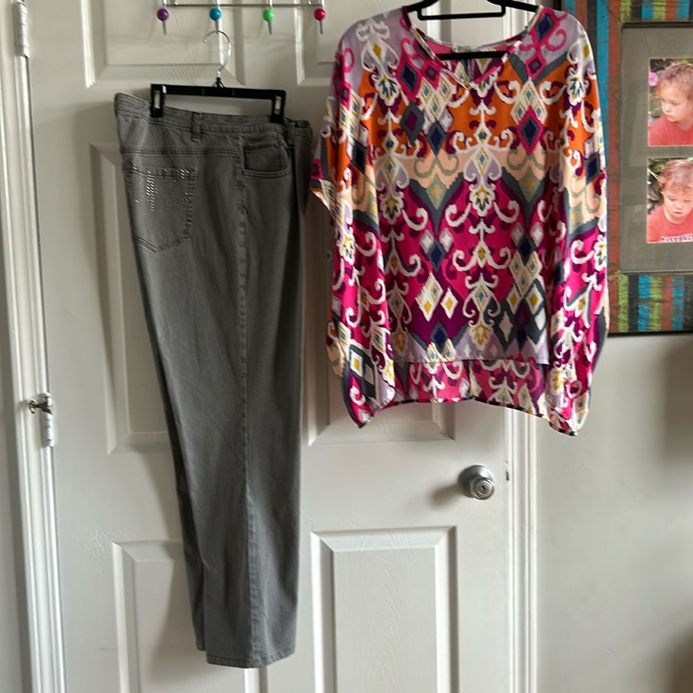 Size 16 Women. jones of New York. With slimming features